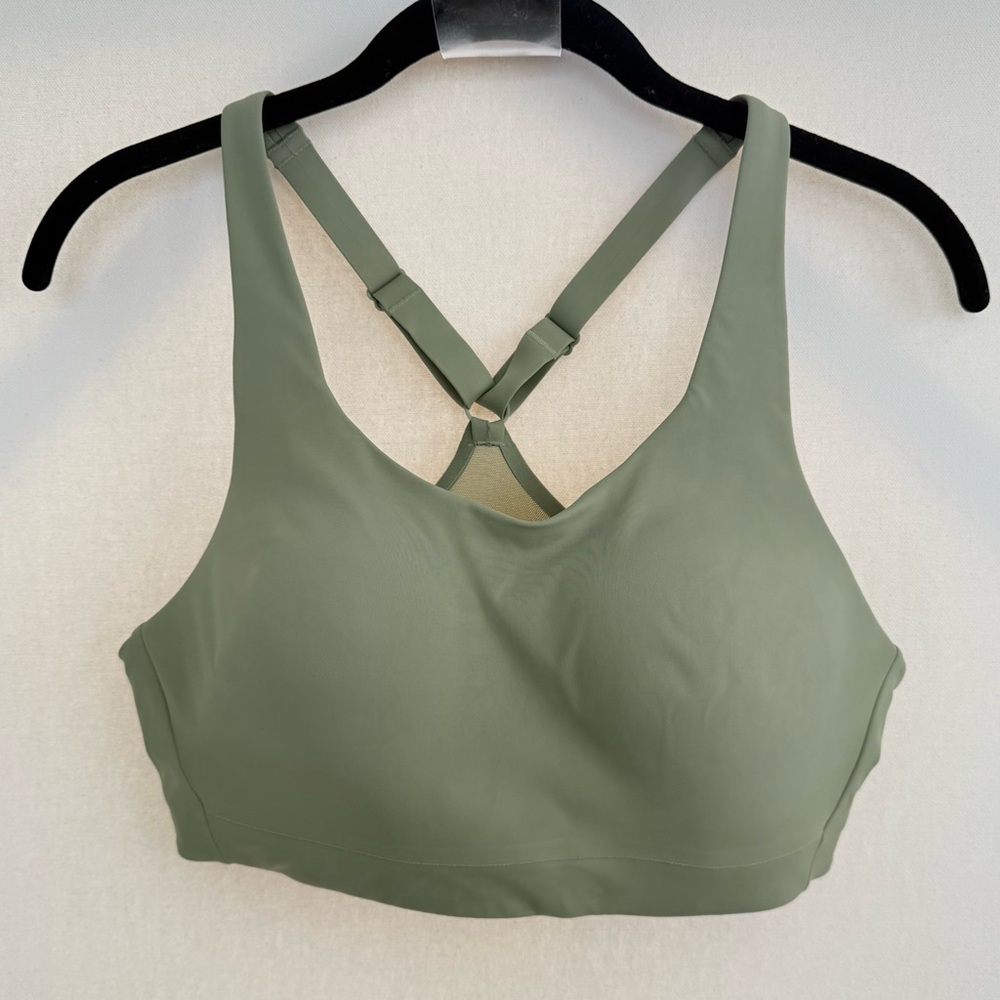 Athleta Advance sports bra in the color Sage Green size 36C